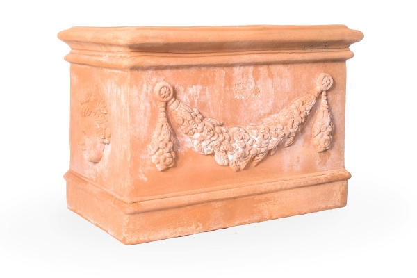 verzierter hoher Impruneta Kasten